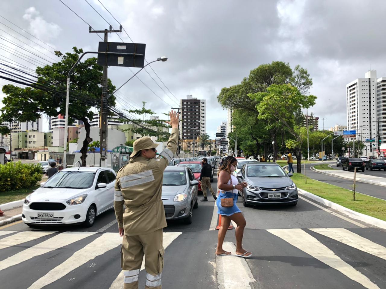 SMTT promove ação educativa com foco na travessia em lombofaixas - SMTT Aracaju